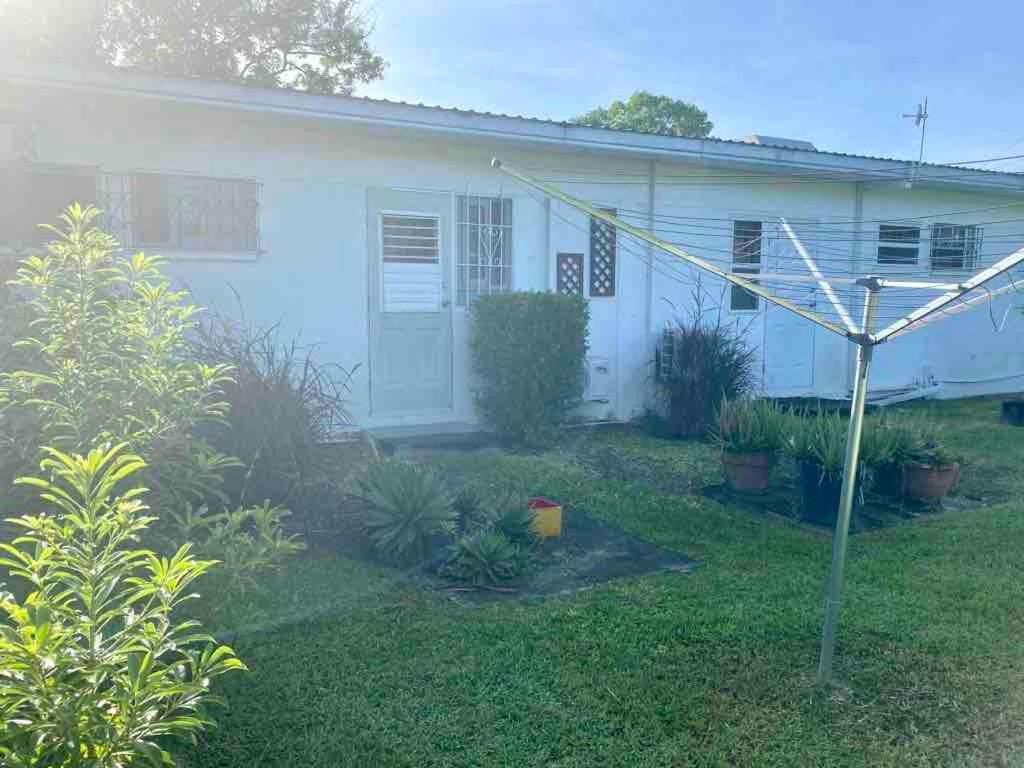 West Coast 1 Bedroom Apartment 66 - Close To Beach 圣詹姆斯 外观 照片
